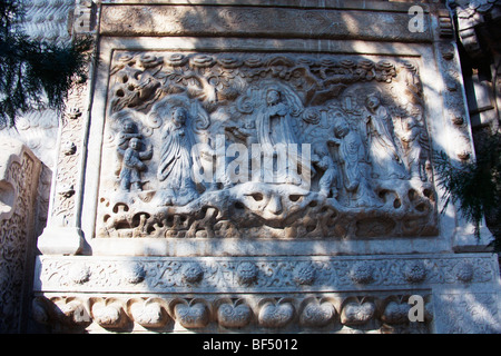 Partie de marbre sculpté Pailou avec Bouddha et disciples, Temple Biyun, collines odorantes, Beijing, Chine Banque D'Images