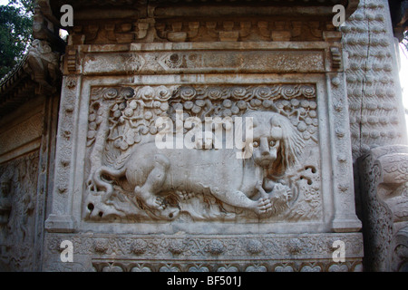 Partie de marbre sculpté Pailou avec lion, Temple Biyun, collines odorantes, Beijing, Chine Banque D'Images