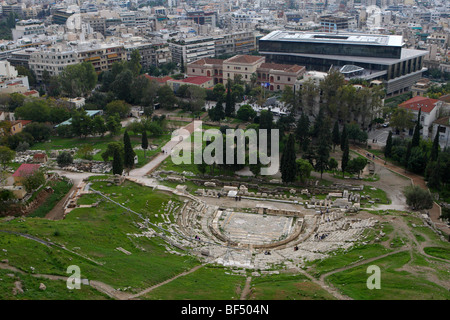 Ancien théâtre de Dionysos et le nouveau musée de l'Acropole à Athènes, Grèce Banque D'Images