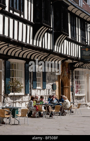 Tables à l'extérieur St Williams College, York Minster Yard. Banque D'Images