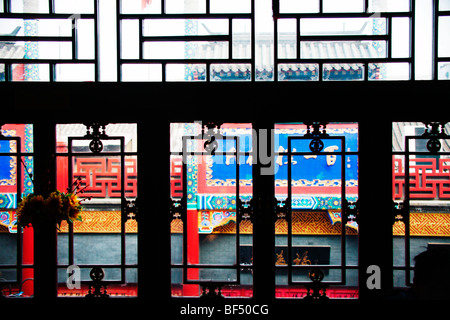 Vue de Zhang Yiyuan Tea Store vers la rue commerçante Dashilan, rue Qianmen, Beijing, Chine Banque D'Images