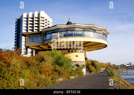 Bastei, un restaurant sur la promenade du Rhin, entre la rivière et la Konrad-Adenauer-Ufer riverside, Cologne, North Rhi Banque D'Images