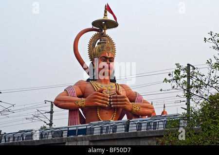 Donnant sur les pistes d'Hanuman le métro de Delhi, Hanuman Temple près de la station de métro Jhandewalan, Delhi, Inde, Asie Banque D'Images