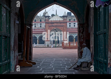 Regardant à travers la porte de la mosquée Fatehpuri, Fatehpuri Masjid, Chandni Chowk, Old Delhi, Inde, Asie Banque D'Images