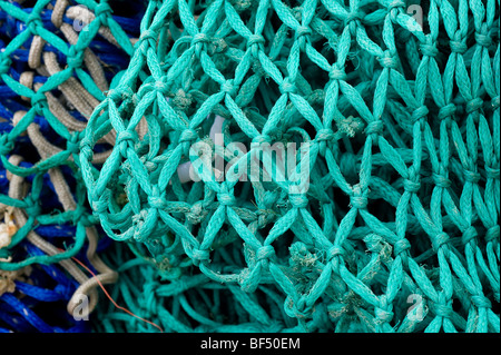 Industriel commercial vert bleu et blanc couleur des filets de pêche la ligne de quayside à Appledore, Devon uk Banque D'Images