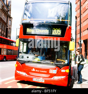 Une jeune femme à bord d'un 205 rouge Bow Street East End double decker bus London England UK KATHY DEWITT Banque D'Images