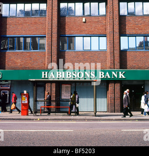 Piétons sur Whitechapel High Street en passant devant la Banque islamique Habibsons London England UK KATHY DEWITT Banque D'Images