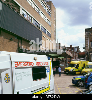 Les ambulances stationné à l'extérieur de A & E au Royal London Hospital Alexandra Wing à Whitechapel East London UK KATHY DEWITT Banque D'Images