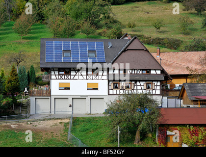 Des panneaux solaires sur le toit d'une maison, une ferme, le Gasthof Benz-Muehle Muehlenrundweg, inn, Ottenhoefen, Forêt Noire, Baden-Wuerttembe Banque D'Images