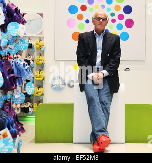 Crocs PDG John Duerden à Crocs hors-laisse dans le centre commercial de Westfield à Londres Banque D'Images