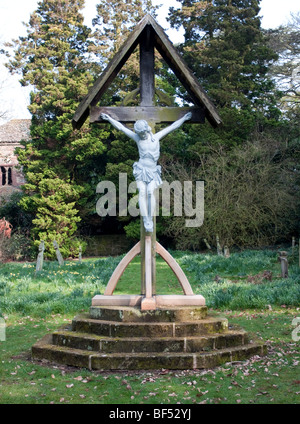 La Crucifixion, vue ici dans le cimetière catholique de l'église St Mary sur Acton Burnell, Angleterre. Banque D'Images