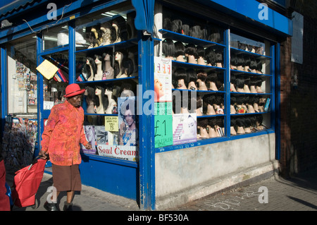 UK.beauté Afro Antillais dans Ridley Road,marché,Hackney London.Photo Julio Etchart Banque D'Images