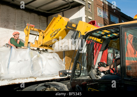 UK.BUILDERS À BARRATT HOMES,TOUS VENDUS, par EAST LONDON LINE,EXTENSION,DALSTON HACKNEY, LONDRES, ANGLETERRE Photo © Julio Etchart Banque D'Images