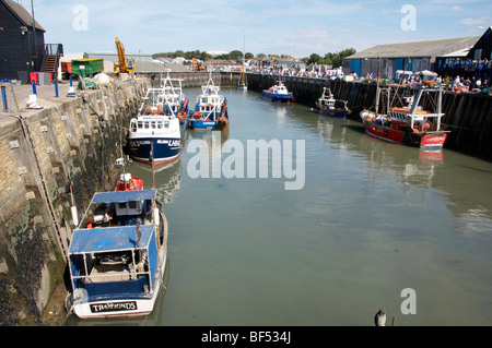 Vue de Whitstable port avec quelques bateaux de pêche Banque D'Images
