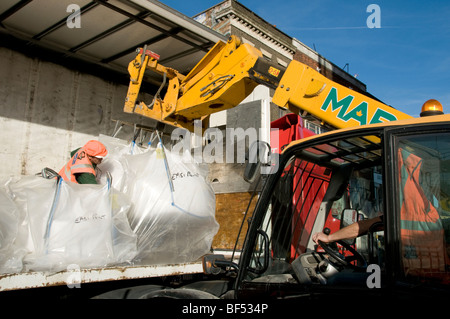 UK.BUILDERS À BARRATT HOMES,TOUS VENDUS, par EAST LONDON LINE,EXTENSION,DALSTON HACKNEY, LONDRES, ANGLETERRE Photo © Julio Etchart Banque D'Images