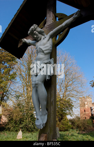 La Crucifixion, vue ici dans le cimetière catholique de l'église St Mary sur Acton Burnell, Angleterre. Banque D'Images