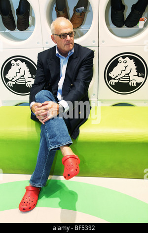 Crocs PDG John Duerden à Crocs hors-laisse dans le centre commercial de Westfield à Londres Banque D'Images