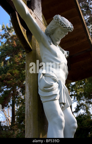 La Crucifixion, vue ici dans le cimetière catholique de l'église St Mary sur Acton Burnell, Angleterre. Banque D'Images