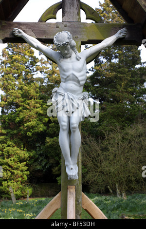 La Crucifixion, vue ici dans le cimetière catholique de l'église St Mary sur Acton Burnell, Angleterre. Banque D'Images