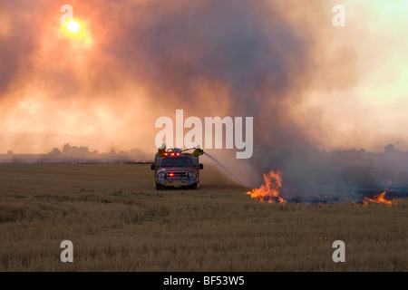 Les chaumes de blé ont été brûlées après la récolte pour contrôler les maladies, réduire la concurrence des mauvaises herbes et de faire la prochaine campagne plus facile. Banque D'Images