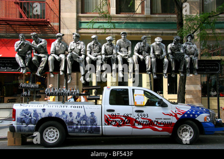 La sculpture de l'artiste Sergio Furnari des travailleurs en fer de déjeuner tout en construisant l'Rockefella Center, Manhattan, New York City, USA Banque D'Images