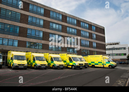 Entrée d'accidents et de secours de l'Hôpital Queen Alexander avec plusieurs ambulances en attente Banque D'Images