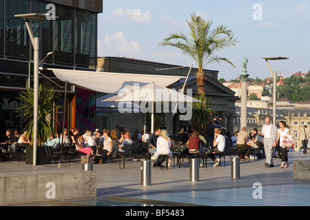 Les gens assis dans un bar à peu de place du château, Stuttgart, Bade-Wurtemberg, Allemagne Banque D'Images