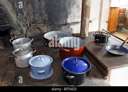 Casiers sur un vieux poêle à bois, cuisine dans la Haus Andrinet chambre à partir de 1740, le musée ferme Fuchstal, région de l'Allgaeu Bayerisch souabe supérieure, Banque D'Images