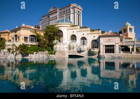 Lakeside Riviera Italienne boutiques et restaurants au Bellagio Hotel, avec le Caesar's Palace à Las Vegas, l'arrière-plan Banque D'Images