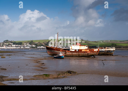 De vieux navires à marée basse sur l'estuaire de Taw-Torridge Banque D'Images