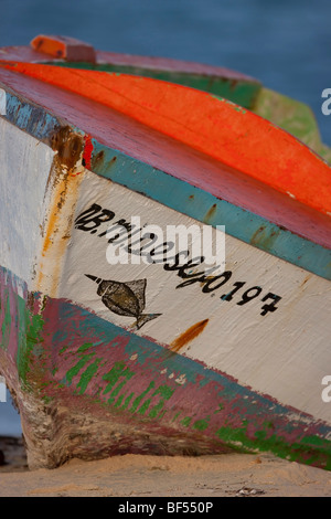 Bateau de pêche colorés s'échouer à côté de Lac Bay, Bonaire, Antilles néerlandaises. Banque D'Images