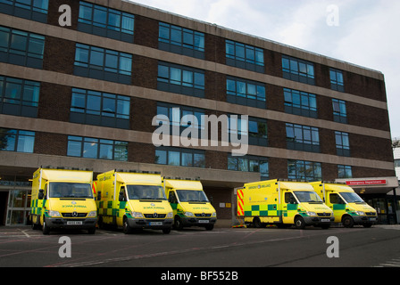 Entrée d'accidents et de secours de l'Hôpital Queen Alexander avec plusieurs ambulances en attente Banque D'Images