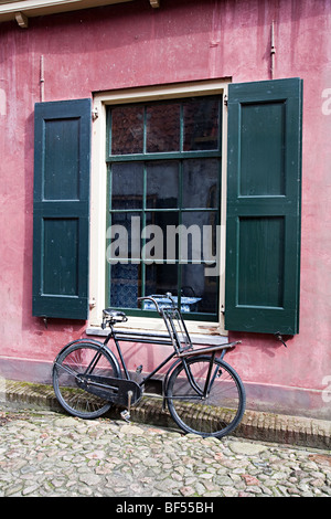 Vieux vélo leanding sur mur Zuiderzeemuseum Enkhuizen Pays-Bas Banque D'Images