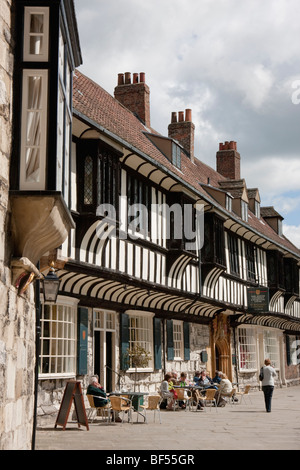 Tables à l'extérieur St Williams College, York Minster Yard. Banque D'Images