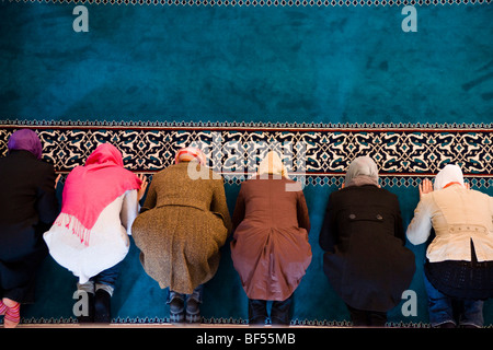 Les femmes musulmanes en prière dans la mosquée de Sehitlik Berlin-Neukoelln, Germany, Europe Banque D'Images