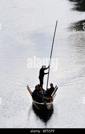Un punt sur le Neckar à Tübingen, Bade-Wurtemberg, Allemagne, Europe Banque D'Images