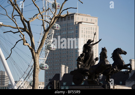 Statue de Boadicée de Westminster Bridge, London avec Shell Centre et l'emblématique de Londres en arrière-plan Banque D'Images