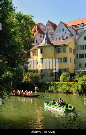 Pédalo et punt sur le Neckar en face de l'Hoelderlinturm Neckarfront, tour, Tuebingen, Bade-Wurtemberg, Germa Banque D'Images