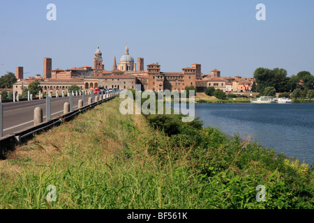 Mantoue Mantoue ou vues de l'est avec Lago di Mezzo, Castello et le Palazzo Ducale, Mantoue, Lombardie, Italie du nord, Italie, Banque D'Images