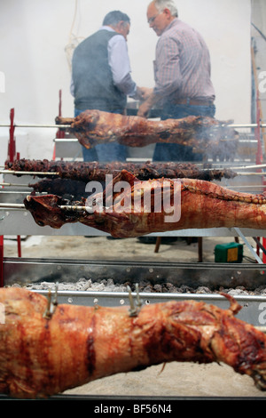 Grèce cyclades sikinos traditionnel de Pâques ou l'agneau pascal torréfaction sur spit Banque D'Images