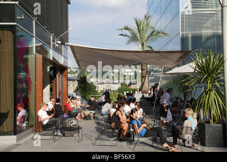 Les gens assis dans un bar à peu de place du château, Stuttgart, Bade-Wurtemberg, Allemagne Banque D'Images