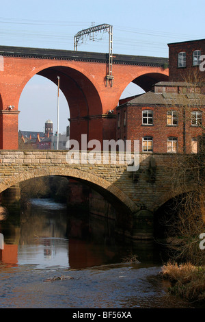L'Angleterre, Cheshire, Stockport, Mersey passant sous le viaduc ferroviaire la plus grande structure en brique Banque D'Images