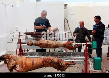 Grèce cyclades sikinos traditionnel de Pâques ou l'agneau pascal torréfaction sur spit Banque D'Images