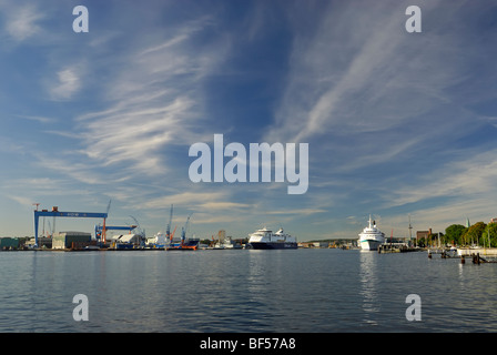 Fjord intérieur de Kiel avec un bateau de croisière, un ferry ColorLine et le chantier naval HDW, capitale de l'État, Kiel, Schleswig-Holstein, allemand Banque D'Images