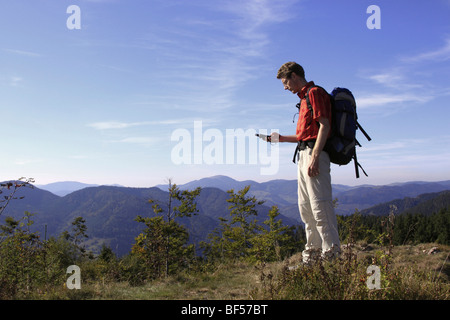 Le contrôle de géocacheur coordonne avec un système de navigation GPS sur Mt. Tschobenstein Leder en Bernau dans la Forêt Noire, Baden Banque D'Images