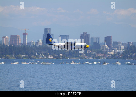 Blue Angels' Fat Albert Airlines survolant le lac Washington pendant la 2006 Seafair. Banque D'Images