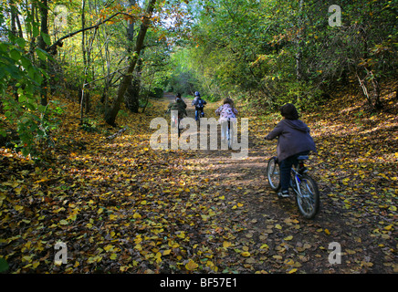 Les enfants à vélo dans le parc à pied près de Crouch End, Londres. Banque D'Images