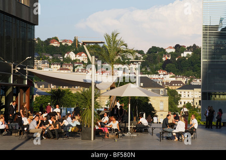 Les gens assis dans un bar à peu de place du château, Stuttgart, Bade-Wurtemberg, Allemagne Banque D'Images