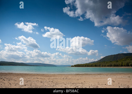 Vue sur Lac de Sainte Croix, Provence, France, Europe. Banque D'Images