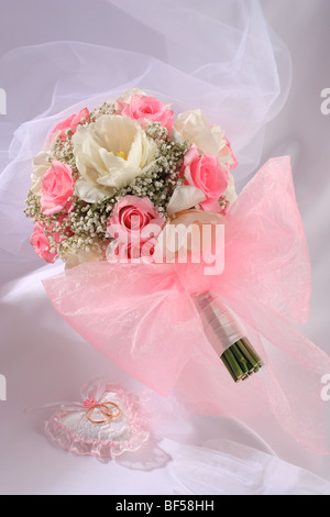 Bouquet de mariée avec un noeud rose Banque D'Images